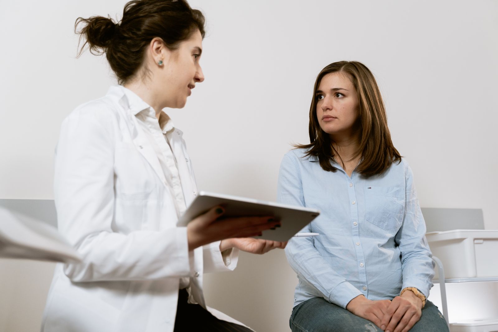 Pregnant woman in consultation with a clinician